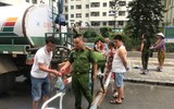 [Ảnh] Lực lượng Công an, quân đội giúp người dân khu đô thị HH khắc phục sự cố thiếu nước sạch