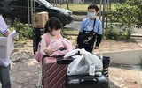 [Ảnh] 15 công dân hoàn thành cách ly tập trung tại bệnh viện CATP Hà Nội được trở về nhà