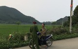 [Ảnh] Công an xã chính quy tuần tra đường làng ngõ xóm, nhắc nhở người dân đeo khẩu trang