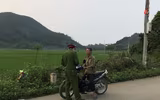 [Ảnh] Công an xã chính quy tuần tra đường làng ngõ xóm, nhắc nhở người dân đeo khẩu trang