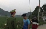 [Ảnh] Công an xã chính quy tuần tra đường làng ngõ xóm, nhắc nhở người dân đeo khẩu trang