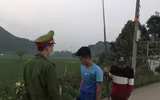 [Ảnh] Công an xã chính quy tuần tra đường làng ngõ xóm, nhắc nhở người dân đeo khẩu trang