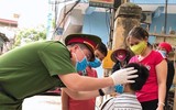 [Ảnh] Công an xã chính quy tuần tra đường làng ngõ xóm, nhắc nhở người dân đeo khẩu trang