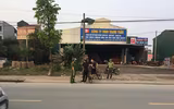 [Ảnh] Công an xã chính quy tuần tra đường làng ngõ xóm, nhắc nhở người dân đeo khẩu trang