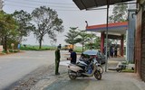 [Ảnh] Công an xã chính quy tuần tra đường làng ngõ xóm, nhắc nhở người dân đeo khẩu trang