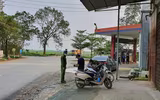 [Ảnh] Công an xã chính quy tuần tra đường làng ngõ xóm, nhắc nhở người dân đeo khẩu trang