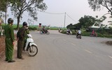 [Ảnh] Công an xã chính quy tuần tra đường làng ngõ xóm, nhắc nhở người dân đeo khẩu trang