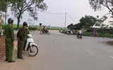 [Ảnh] Công an xã chính quy tuần tra đường làng ngõ xóm, nhắc nhở người dân đeo khẩu trang