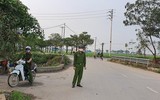 [Ảnh] Công an xã chính quy tuần tra đường làng ngõ xóm, nhắc nhở người dân đeo khẩu trang
