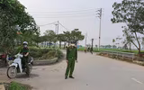 [Ảnh] Công an xã chính quy tuần tra đường làng ngõ xóm, nhắc nhở người dân đeo khẩu trang