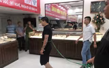 [Ảnh] Toàn cảnh vụ cướp giật tại hiệu vàng, đâm thấu ngực người truy đuổi