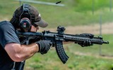 Siêu súng kết hợp giữa hai khẩu súng trường nổi tiếng nhất thế giói AK-47 của Nga và M-16 của Mỹ