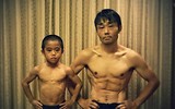 Khó tin thể hình cơ bắp 6 múi của cậu bé 7 tuổi khiến bao thanh niên ghen tị mơ ước