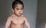 Khó tin thể hình cơ bắp 6 múi của cậu bé 7 tuổi khiến bao thanh niên ghen tị mơ ước