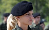 Vẻ đẹp tự nhiên hiếm có của nữ binh sĩ Serbia