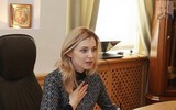 Vẻ đẹp của người phụ nữ khiến Ukraine truy nã trong khi Nga tuyên dương