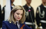 Vẻ đẹp của người phụ nữ khiến Ukraine truy nã trong khi Nga tuyên dương