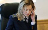 Vẻ đẹp của người phụ nữ khiến Ukraine truy nã trong khi Nga tuyên dương