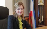 Vẻ đẹp của người phụ nữ khiến Ukraine truy nã trong khi Nga tuyên dương
