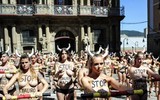 Hàng trăm phụ nữ khỏa thân để phản đối lễ hội đua bò tót ở Tây Ban Nha