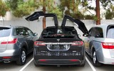 Bất ngờ siêu xe điện Tesla trị giá 8 tỷ đồng lăn bánh tại Hà Nội
