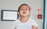 Bị mẹ bỏ rơi vì bạo bệnh, bé trai 4 tuổi vẽ mẹ ngắm cho vơi nỗi nhớ