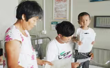 Bị mẹ bỏ rơi vì bạo bệnh, bé trai 4 tuổi vẽ mẹ ngắm cho vơi nỗi nhớ