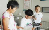 Bị mẹ bỏ rơi vì bạo bệnh, bé trai 4 tuổi vẽ mẹ ngắm cho vơi nỗi nhớ