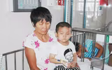 Bị mẹ bỏ rơi vì bạo bệnh, bé trai 4 tuổi vẽ mẹ ngắm cho vơi nỗi nhớ