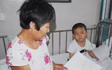 Bị mẹ bỏ rơi vì bạo bệnh, bé trai 4 tuổi vẽ mẹ ngắm cho vơi nỗi nhớ