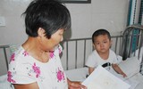 Bị mẹ bỏ rơi vì bạo bệnh, bé trai 4 tuổi vẽ mẹ ngắm cho vơi nỗi nhớ