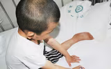 Bị mẹ bỏ rơi vì bạo bệnh, bé trai 4 tuổi vẽ mẹ ngắm cho vơi nỗi nhớ