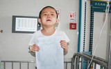 Bị mẹ bỏ rơi vì bạo bệnh, bé trai 4 tuổi vẽ mẹ ngắm cho vơi nỗi nhớ