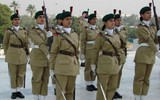 Vẻ đẹp cuốn hút say lòng người của nữ binh sĩ Pakistan