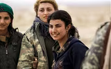 Vẻ đẹp nữ chiến binh thép khiến IS kinh sợ và quân chính phủ Syria lo ngại