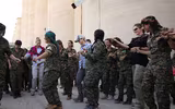 Vẻ đẹp nữ chiến binh thép khiến IS kinh sợ và quân chính phủ Syria lo ngại