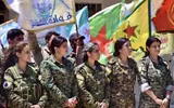 Vẻ đẹp nữ chiến binh thép khiến IS kinh sợ và quân chính phủ Syria lo ngại