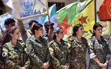 Vẻ đẹp nữ chiến binh thép khiến IS kinh sợ và quân chính phủ Syria lo ngại