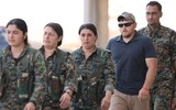 Vẻ đẹp nữ chiến binh thép khiến IS kinh sợ và quân chính phủ Syria lo ngại