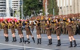 Vẻ đẹp như siêu mẫu của đội nữ binh sĩ múa kiếm Triều Tiên