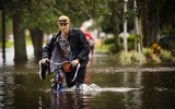 Florida Mỹ, tan hoang, tối tăm, lụt lội sau khi siêu bão Irma tràn qua