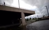 Florida Mỹ, tan hoang, tối tăm, lụt lội sau khi siêu bão Irma tràn qua