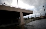 Florida Mỹ, tan hoang, tối tăm, lụt lội sau khi siêu bão Irma tràn qua