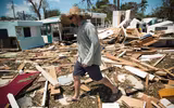 Florida Mỹ, tan hoang, tối tăm, lụt lội sau khi siêu bão Irma tràn qua