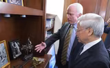 Thượng nghị sĩ John McCain đối mặt với sự sống mong manh