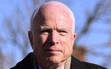 Thượng nghị sĩ John McCain đối mặt với sự sống mong manh