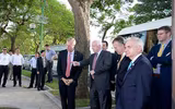 Thượng nghị sĩ John McCain đối mặt với sự sống mong manh