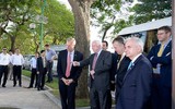 Thượng nghị sĩ John McCain đối mặt với sự sống mong manh