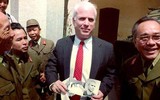 Thượng nghị sĩ John McCain đối mặt với sự sống mong manh