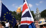 [ẢNH] Hàng chục nghìn người biểu tình chống ông Trump tại Anh